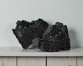 Zapatillas de plataforma estilo punk rock vintage • Zapatos góticos con remaches de metal • Zapatillas de cuero oscuro a la moda
