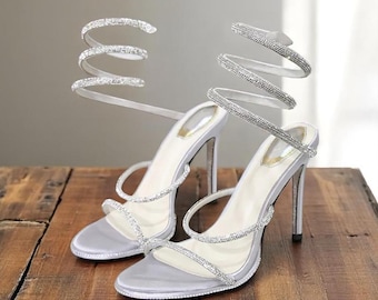 Sandalias de tacón alto de aguja de satén con diseño de serpiente y diamantes de imitación