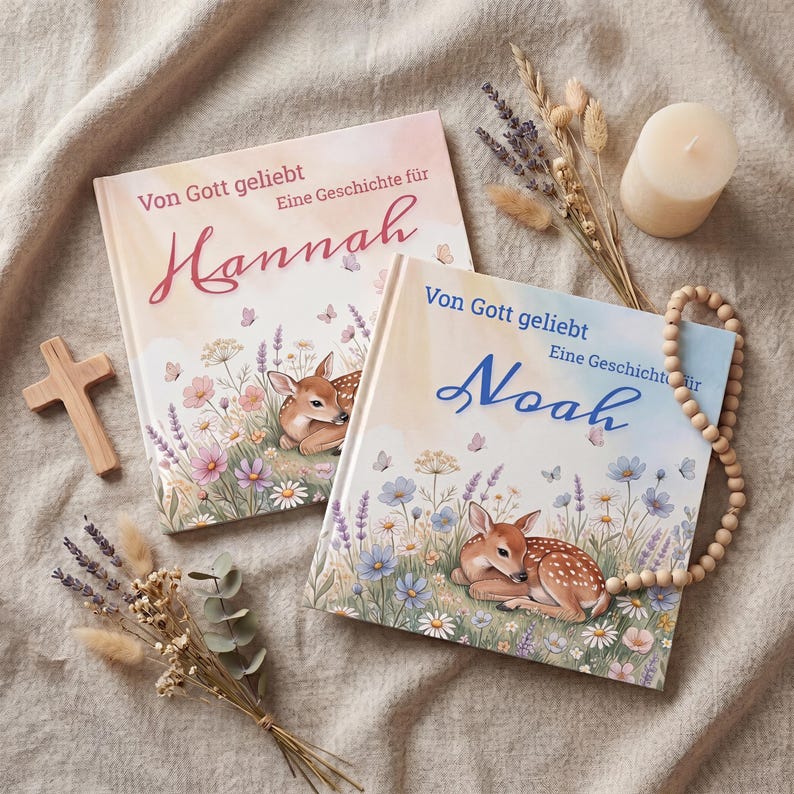 K&ouml;nnte beinhalten: Zwei Kinderb&uuml;cher mit floralen Illustrationen und einem Reh auf dem Cover. Die Buchtitel lauten "Hannah" und "Noah". Die B&uuml;cher sind von dekorativen Elementen umgeben, darunter ein Holzkreuz, eine Kerze und Trockenblumen.