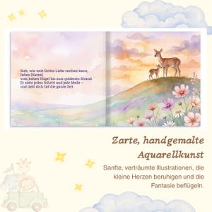 K&ouml;nnte beinhalten: Aquarellillustration eines Buchs mit einem Hirsch und einem Reh auf einem H&uuml;gel mit Blumen. Der Text lautet: &bdquo;Sieh, wie weit Gottes Liebe reichen kann, liebes [Name], vom hohen H&uuml;gel bis zum goldenen Strand.&ldquo;