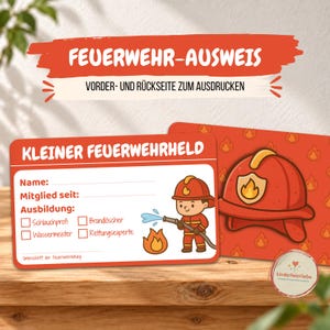 Peut inclure: Une carte d'identification de pompier rectangulaire avec le texte KLEINER FEUERWEHRHELD, des champs pour le nom, la date d'adhésion et la formation, illustrée d'un pompier en dessin animé et d'un casque rouge sur fond à motifs.