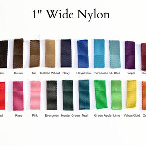 Pu&ograve; includere: Una selezione di nastri in nylon larghi 2,5 cm in vari colori, tra cui nero, marrone, beige, grano dorato, blu navy, blu reale, turchese, blu chiaro, viola, bordeaux, rosso, rosa, rosa chiaro, verde scuro, verde cacciatore, verde acqua, verde mela, lime, giallo oro e arancio.