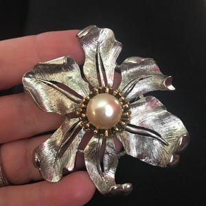 Oscar de La Renta Vintage Broche firmado, flor de plata perla