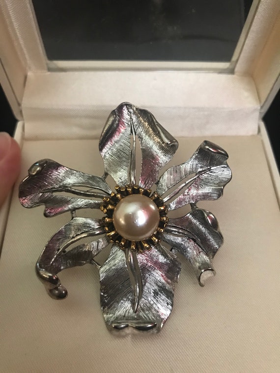 Oscar De La Renta Broche, Leaf with center Pearl,… - image 5