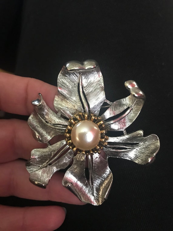 Oscar De La Renta Broche, Leaf with center Pearl,… - image 2