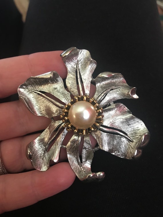 Oscar De La Renta Broche, Leaf with center Pearl,… - image 1