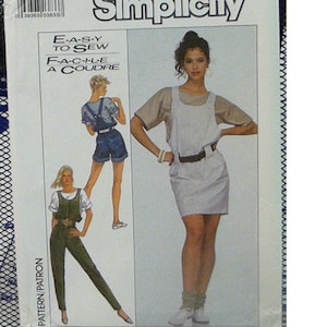 Puede incluir: Patrón de costura Simplicity con ilustraciones de un vestido, un mono y unos pantalones cortos. El patrón incluye el texto "EASY TO SEW" y "FACILE A COUDRE". La imagen muestra un código de barras y el número 8495. El patrón es para coser.