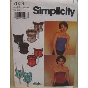 Peut inclure: Patron de couture Simplicity 7009, taille DD 4, 6, 8, 10. L'enveloppe présente des illustrations et des photographies de quatre hauts style corset sans bretelles dans diverses couleurs et tissus, avec des options à dentelle ou fourrure.