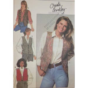 Könnte beinhalten: Ein Vintage-Schnittmuster mit einer Frau in einer Weste mit Paisley-Muster, einer karierten Weste und einer roten Weste. Das Muster stammt aus der Christie Brinkley Collection.