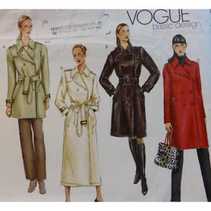 Può includere: Modello di cucito Vogue Basic Design con illustrazioni di quattro trench doppiopetto. I cappotti sono in vari colori, tra cui verde oliva, crema, marrone scuro e rosso. Ogni cappotto ha una cintura ed è modellato su una figura.