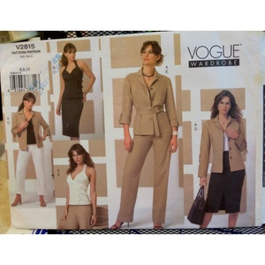 Puede incluir: Patrón de costura Vogue Wardrobe V2815. El patrón presenta un traje beige con una chaqueta con cinturón y pantalón a juego, y otras opciones de vestuario. El patrón incluye tallas 6, 8 y 10. La portada muestra imágenes de las prendas terminadas.