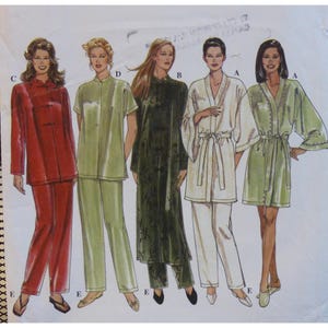 Puede incluir: Un patrón de costura para cinco estilos diferentes de ropa de dormir. El patrón incluye una bata, una blusa de manga larga y pantalones, una blusa de manga corta y pantalones, y una blusa de manga corta y falda. El patrón está etiquetado con las letras A a E.