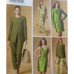 Puede incluir: Un patrón de costura con varios diseños de moda femenina. Los diseños incluyen un traje verde, un vestido verde y trajes de pantalón con estampado floral. Las modelos llevan las prendas y el patrón incluye un bolso.