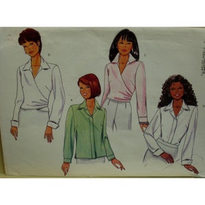 Pode incluir: Um padrão de costura com ilustrações de blusas femininas. As blusas são em vários estilos e cores, incluindo branco, rosa e verde. O padrão inclui uma blusa envelope e uma camisa clássica com botões.