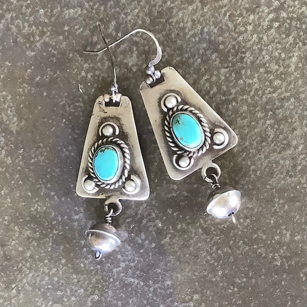 Boucles d'oreilles VINTAGE turquoise avec pointe de montre recyclée, accents de perles de banc en argent sterling