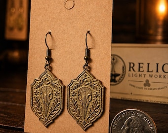 Pendientes de latón con calavera de cuervo / Bruja gótica / Joyería con calavera de cuervo / Regalo pagano