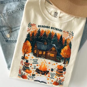 Cozy Cabin Reading Retreat Shirt, Fall Bookish Autumn Tee, Cute Literary Aesthetic, Unisex Cozy Readers Graphic T‑Shirt for Book Lovers