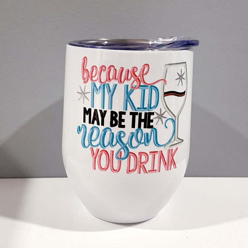 Może przedstawiać: Biały kubek do wina ze stali nierdzewnej z niebieskim i r&oacute;żowym wzorem, na kt&oacute;rym widnieje napis "because my kid may be the reason you drink".