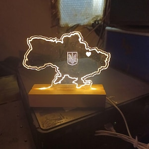 Luz nocturna con mapa de Ucrania