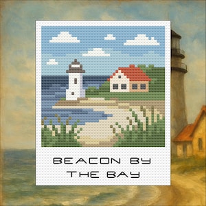 Op de afbeelding: Een kruissteekontwerp met een kustlandschap met een vuurtoren, een huis met een rood dak en de tekst "BEACON BY THE BAY". De afbeelding is geplaatst tegen een achtergrond van een geschilderd zeegezicht.