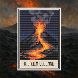 Może przedstawiać: Wzór haftu krzyżykowego wulkanu Kilauea w erupcji, z pomarańczową lawą spływającą po ciemnoszarej górze. Niebo jest gradientem od ciemnoniebieskiego do czarnego, z szarym dymem unoszącym się. Tekst "KILAUEA VOLCANO" znajduje się na dole.