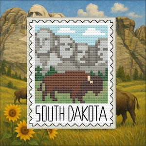 Op de afbeelding: Een kruissteekontwerp van een postzegel met Mount Rushmore en een bruine bizon, met de tekst "SOUTH DAKOTA" in zwarte letters. De postzegel staat tegen een achtergrond van een landschapsschilderij met zonnebloemen en bizons.