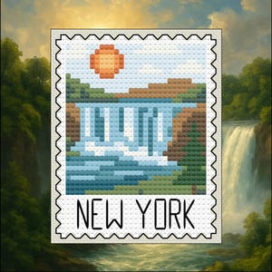 Puede incluir: Un diseño de punto de cruz de una escena de cascada con un sol, enmarcado en un patrón de sello postal. El texto "NEW YORK" está en la parte inferior. El fondo muestra un paisaje pintado con árboles y una cascada, evocando la naturaleza.