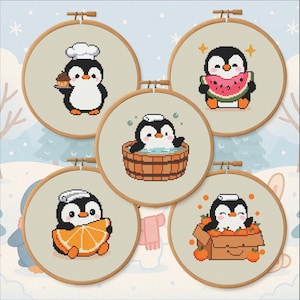 Può includere: Cinque cerchi da ricamo a punto croce con disegni di pinguini. Un pinguino indossa un cappello da chef e tiene in mano un cupcake. Un altro si gode l'anguria. Un terzo fa il bagno in una vasca di legno. Il quarto tiene una fetta d'arancia e l'ultimo è in una scatola di arance.