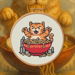 Puede incluir: Un bastidor de bordado de punto de cruz con un gato atigrado naranja pixelado en un cuenco rojo de fideos ramen. El gato está rodeado de fideos y edificios de la ciudad. El fondo muestra un gato más grande y un cuenco de fideos.