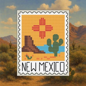 Op de afbeelding: Een kruissteekontwerp van een postzegel uit New Mexico. De postzegel heeft een gele achtergrond met een rood kruis, een bruine rotsformatie, een blauwe rivier en een groene cactus. De woorden "NEW MEXICO" staan onderaan.
