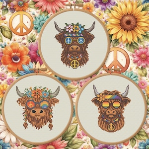 Peut inclure: Trois cerceaux de broderie au point de croix représentant des vaches Highland marron avec des couronnes de fleurs, des lunettes en forme de signe de paix et des colliers. Le fond est un motif floral avec des signes de paix et des tournesols.
