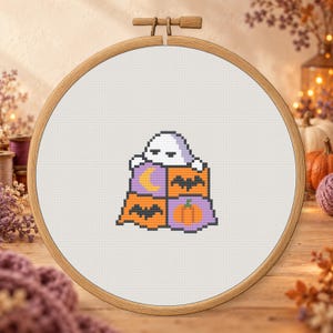 休息中の顔の幽霊のハロウィンクロスステッチパターン
