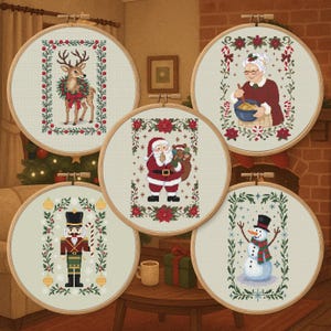 Könnte beinhalten: Fünf gerahmte Kreuzstichdesigns mit Weihnachtsmotiven. Die Designs umfassen ein Rentier, den Weihnachtsmann, Frau Weihnachtsmann, einen Schneemann und einen Nussknacker. Jedes Design ist von einem dekorativen Rand aus Grün und festlichen Elementen umgeben.