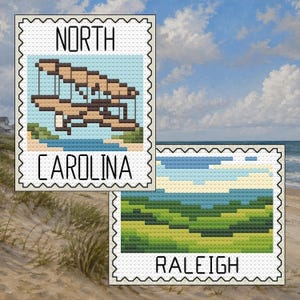Könnte beinhalten: Zwei Kreuzstich-Designs, die Briefmarken ähneln. Eines zeigt ein Doppeldeckerflugzeug mit dem Text "NORTH CAROLINA". Das andere zeigt grüne Hügel mit dem Text "RALEIGH". Beide vor dem Hintergrund eines Strandes und Himmels.