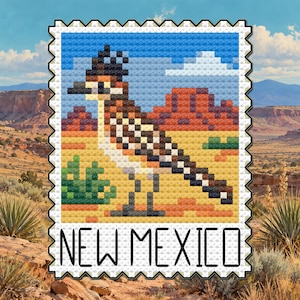 Puede incluir: Un diseño de sello postal en estilo pixel art que muestra un correcaminos en un paisaje desértico con formaciones rocosas rojas y arbustos verdes. El cielo es azul con nubes blancas. El texto NEW MEXICO está impreso en negro en la parte inferior.