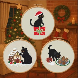 Peut inclure: Trois œuvres d'art au point de croix encadrées représentant des chats noirs dans des scènes de Noël. Un chat porte un bonnet de Père Noël sur une boîte cadeau. Un autre est près d'une maison en pain d'épices. Le troisième est près de biscuits au gingembre.