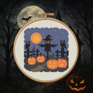 Könnte beinhalten: Ein Halloween-Kreuzstich-Design in einem Holzrahmen. Die Szene zeigt eine Vogelscheuche, Kürbisse und schwarze Katzen unter einem Vollmond. Der Hintergrund ist eine dunkle, gruselige Waldszene mit einer Fledermaus. Der Kreuzstich ist in einem runden Holzrahmen.