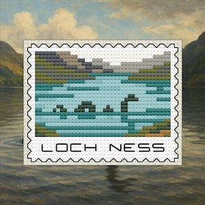 Op de afbeelding: Een kruissteekontwerp van het Loch Ness-monster in een meer, omlijst als een postzegel. De afbeelding toont een blauw meer, groene en grijze heuvels en de tekst "LOCH NESS" in zwart. De achtergrond toont een landschapsschilderij met wolken.