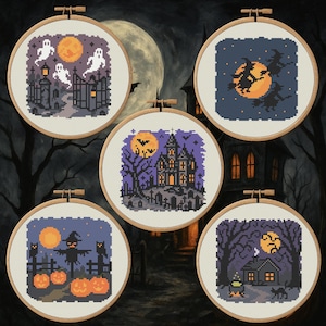 Puede incluir: Cinco patrones de punto de cruz con temática de Halloween en aros de madera. Los diseños incluyen fantasmas, una casa embrujada, brujas en escobas, un espantapájaros con calabazas y una cabaña espeluznante, todo sobre un fondo de luna llena y cielo oscuro.