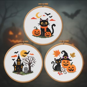Può includere: Tre cerchi da ricamo a punto croce rotondi con disegni a tema Halloween. Uno presenta un gatto nero con una sciarpa arancione e zucche. Un altro mostra una casa infestata e un albero spoglio. Il terzo ha un gatto, zucche e un cappello da strega.