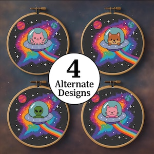 Pode incluir: Quatro bastidores de bordado em ponto cruz com desenhos espaciais. Cada bastidor apresenta uma criatura diferente em um OVNI, contra um fundo de galáxia colorida e arco-íris. A imagem central diz "4 Designs Alternativos".