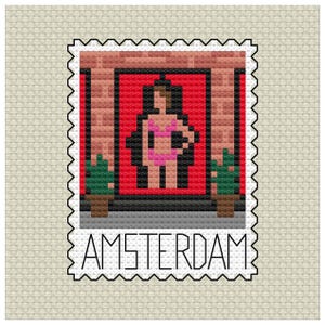 Puede incluir: Diseño de punto de cruz de una mujer en bikini rosa en una ventana enmarcada en rojo, flanqueada por plantas en macetas. La palabra "AMSTERDAM" está bordada debajo de la imagen, todo dentro de un borde de sello.