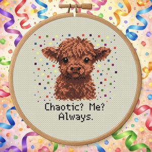 Puede incluir: Un bastidor de bordado de punto de cruz con un diseño de vaca de las Tierras Altas marrón y el texto "Chaotic? Me? Always." El diseño incluye confeti colorido y está sobre un fondo festivo con cintas.