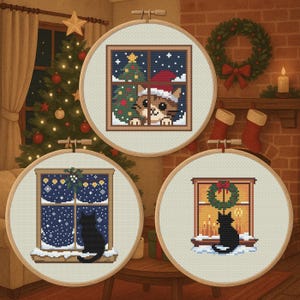 Puede incluir: Tres diseños de punto de cruz enmarcados con temática navideña. Uno muestra un gato con un gorro de Papá Noel mirando por una ventana un árbol de Navidad. Otro muestra un gato negro en una ventana nevada. El tercero muestra un gato negro junto a velas.