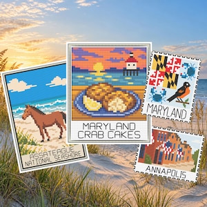 Może przedstawiać: Cztery prostokątne naklejki z grafiką pikselową. Jedna przedstawia brązowego konia na plaży z napisem Assateague National Seashore. Druga przedstawia ciastka krabowe z napisem Maryland Crab Cakes. Trzecia pokazuje flagę Maryland, kraby i ptaka z napisem Maryland. Czwarta przedstawia budynek z napisem Annapolis.