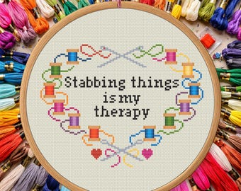 Stabbing Things Is My Therapy – Snarky Stitcher Quote kruissteekpatroon pdf – digitale download