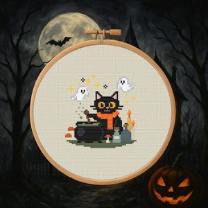 Puede incluir: Un bastidor de bordado de punto de cruz con un gato negro con una bufanda naranja, revolviendo un caldero. Dos fantasmas blancos flotan cerca, con una luna llena y un murciélago en el fondo. Una calabaza tallada está en la esquina inferior derecha.