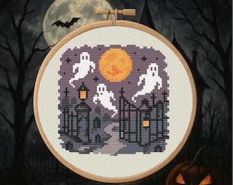 Pode incluir: Um design de ponto cruz com tema de Halloween em um bastidor de bordado de madeira. O design apresenta fantasmas brancos, uma lua cheia laranja e uma cena assustadora de casa mal-assombrada. Uma abóbora esculpida está no canto inferior direito.