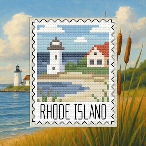 Può includere: Un disegno a punto croce di un faro e di una casa sulla riva, incorniciato come un francobollo. Il testo "RHODE ISLAND" è in basso. Lo sfondo mostra una scena costiera con un faro e acqua blu.