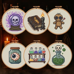 Puede incluir: Seis aros de bordado de punto de cruz con temas espeluznantes. Los diseños incluyen una bola de cristal con una calavera, un libro de hechizos con una vela, una muñeca vudú, un tarro con un globo ocular, botellas de pociones y una calavera en una botella de poción.